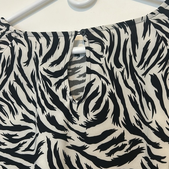 Halogen Hidden Button Long Sleeve Blouse in Black Feather Tiger, Large - Picture 7 of 10